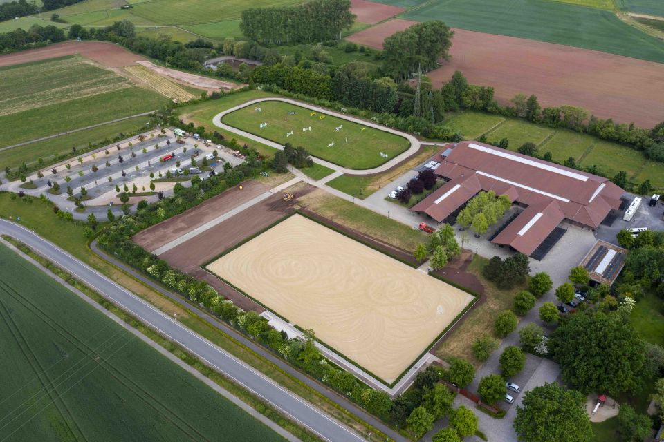 Ebbe-Flut-Reitplatz mit Rennbahn